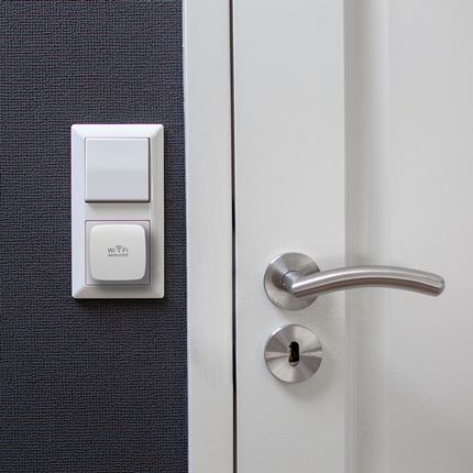 Afbeelding vergroten SecuFirst WiFi repeater REP240 2,4GHz